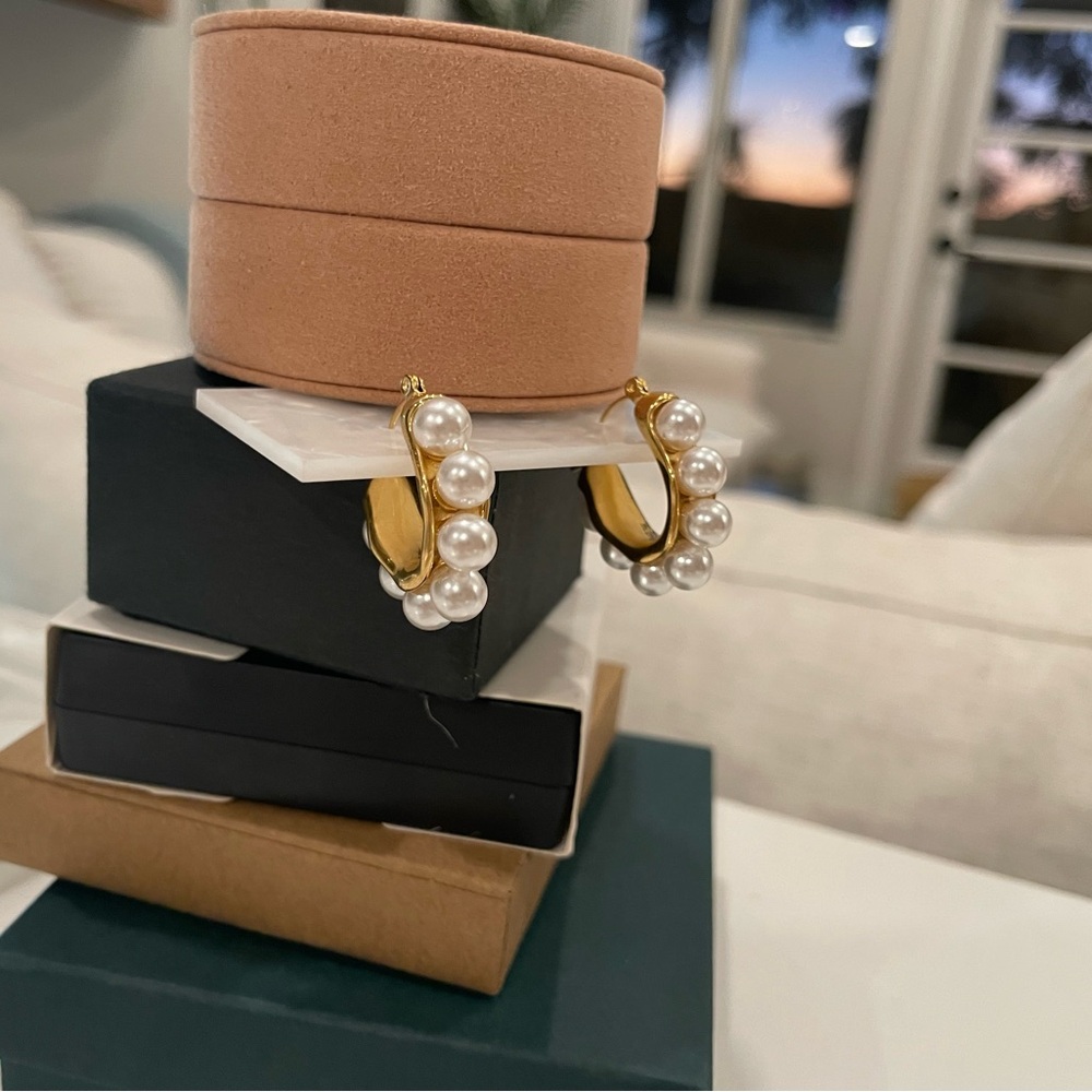 Elegant Gold and Pearl Hoop Earrings